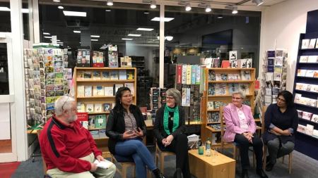 Vier Frauen und ein Mann auf dem Podium in einer Buchhandlung