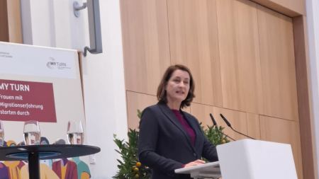 Staatssekretärin Leonie Gebers spricht am Rednerpult auf einer Bühne