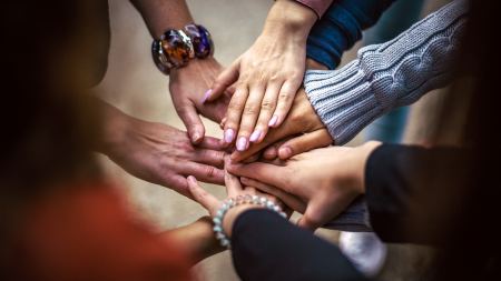 Jugendliche bilden einen Handkreis