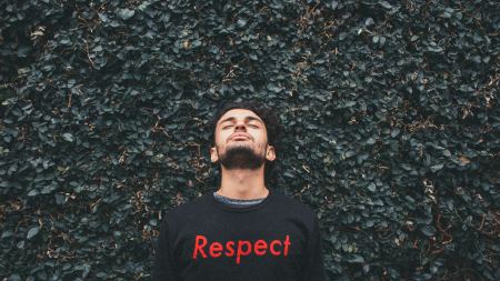 Jugendlicher trägt Pullover mit Schriftzug "Respect"