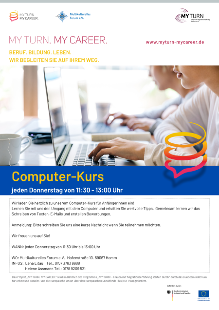Flyer mit Text, Logos und Bild zu dem Kurs "Computerkurs". Auf dem Bild sind zwei Personen von der Seite zu sehen, die auf Tastaturen tippen und auf Bildschirme schauen.