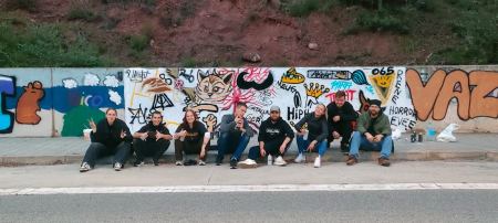 Gruppenfoto vor Graffiti-Mauer