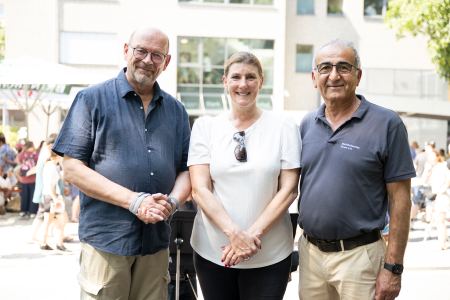 Nebeneinander stehen in einer Reihe der NRW-Poltiker Rainer Schmeltzer, die Bürgermeisterin Martina Förster-Teutenberg und Kenan Küçük.