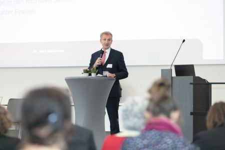 Dr. Jens Stuhldreier auf der Bühne mit Mikrofon in der Hand