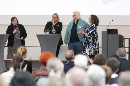 Wie kann die Suche nach Arbeitskräften gelingen? Moderatorin Zeynep Kartal (l.) im Praxis-Talk. Wie kann die Suche nach Arbeitskräften gelingen? Moderatorin Zeynep Kartal (l.) im Praxis-Talk.
