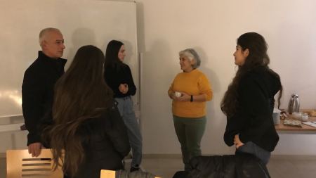 Gäste stehen in der Runde und tauschen sich aus Gäste stehen in der Runde und tauschen sich aus