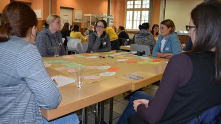 Teilnehmende diskutieren am Thementisch