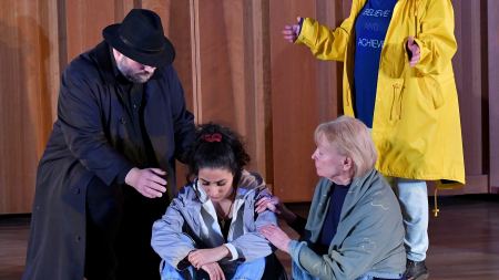Szene aus dem Theaterstück "Weißt du wer ich bin" Szene aus dem Theaterstück "Weißt du wer ich bin"