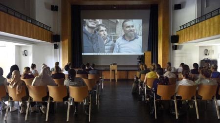 Zuschauende bei der Filmvorführung Zuschauende bei der Filmvorführung