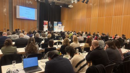 Blick in das Publikum aus 130 Gästen