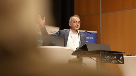 Geschäftsführer Kenan Küçük auf der Bühne