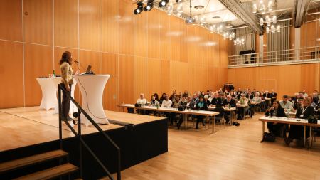 Prof. Dr. Ute Fischer hält Vortrag vor Publikum