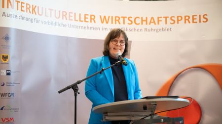  Kerstin Feix, Vizepräsidentin der Handwerkskammer Dortmund, hält die Laudatio für den Preisträger