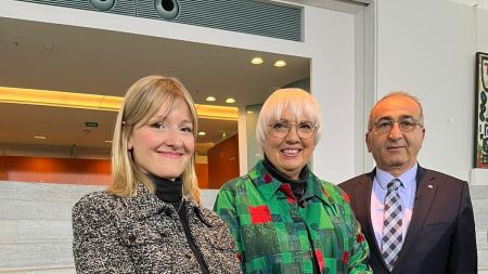 Deniz Greschner, Claudia Roth und Kenan Kücük lächeln in die Kamera