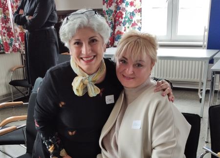 Olena, Friseurin aus der Ukarine, mit Projektleiterin Çiler Fırtına. Zwei Frauen umarmen sich und lächeln in die Kamera.