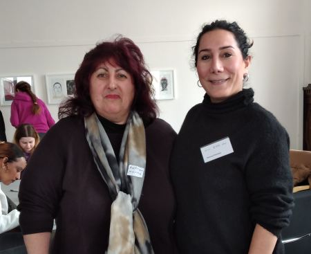 Marine, Englischlehrerin aus der Ukraine, mit Monica Honczar. Zwei Frauen stehen nebeneinander und blicken in die Kamera.
