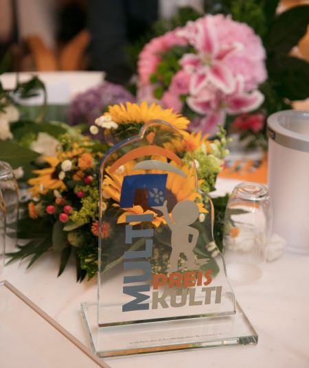 Multi-Kulti-Preis Pokal 2018 vor Blumengesteck