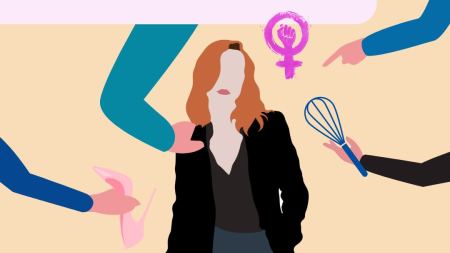 Eine Person mit langen Haaren und Blazer steht im Zentrum des Bildes und blickt in die Kamera. Aus den Bildrändern ragen Arme in das Bild hinein. Ein Arm hält einen Highheel, ein anderer einen Schneebesen. Ein Arm drückt auf die Schulter der Person. Ein weiterer Arm zeigt mit dem Zeigefinger auf die Person. 