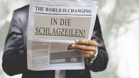 Person liest Zeitung