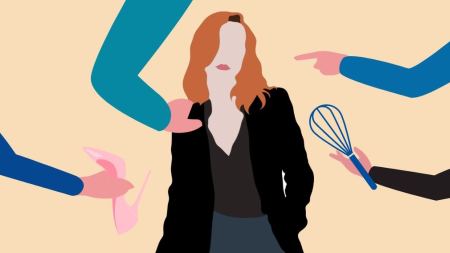 Eine Frauenfigur mit langen Haaren und einem Blazer befindet sich mittig im Bildausschnitt. Um sie herum ragen vier Arme aus dem Bildrand. Eine der Hände hält einen Highheel, eine weitere einen Schneebesen, eine dritte drückt auf die Schulter der Frau. Die vierte Hand zeigt mit dem Finger auf das Gesicht.