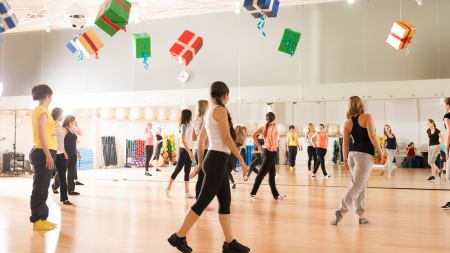 Frauen vor Spiegelwand beim Tanzworkout