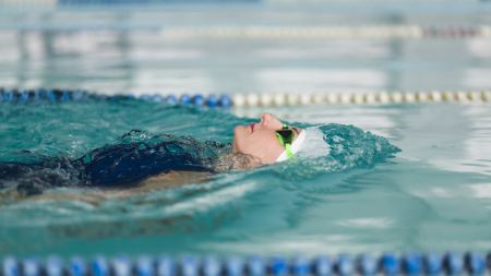 Frau im Schwimmbecken