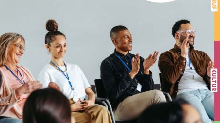 Titelbild vom Kursprogramm: verschiedene Menschen sitzen zusammen folgen zustimmend einem Gespräch