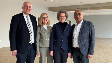 Geschäftsführer Kenan Küçük begrüßt besonderen Besuch im neuen Begegnungszentrum