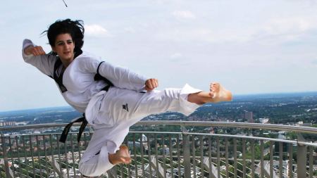 Taekwondo-Sprung einer jungen Frau