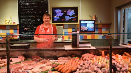 Manuela Saß an ihrem neuen Arbeitsplatz, dem REWE Markt Amshove in Dortmund