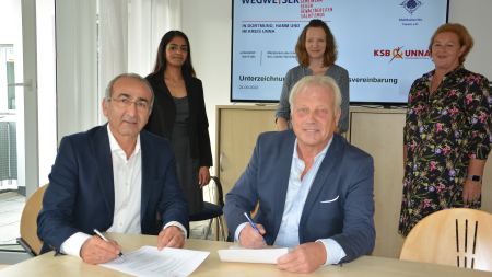 Geschäftsführer Kenan Küçük und Klaus Stindt, Vorsitzender des KreisSportBundes, unterzeichnen die Kooperationsvereinbarung