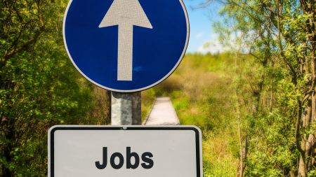 Verkehrsschild mit Pfeil und der Beschriftung "Jobs"