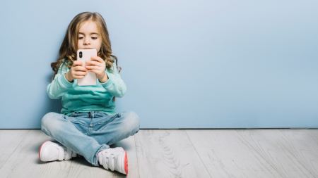 Kind mit Smartphone