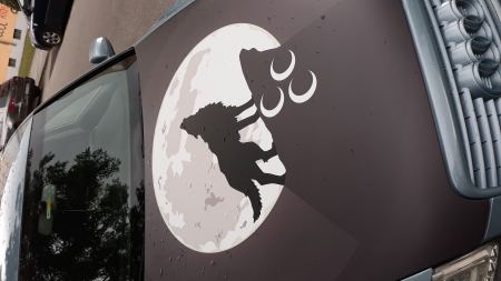 Emblem der Grauen Wölfe auf einer Motorhaube