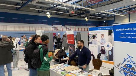 Schüler beim Infostand des Multikulturellen Forums