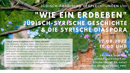 Verflochtene Äste eines Baumes an einer mit grünem Moos bewachsenen Wand als Hintergrund für die Ankündigung der Veranstaltungsankündigung "Wie ein Erdbeben"