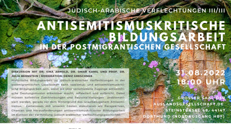 Verflochtene Äste eines Baumes an einer mit grünem Moos bewachsenen Wand als Hintergrund für die Ankündigung der Veranstaltungsankündigung "Antisemitismuskritische Bildungsarbeit in der postmigrantischen Gesellschaft"
