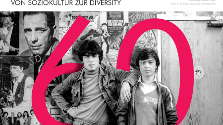 Schwarz-weiß Bild zweier junger Türken vor einer großen 60