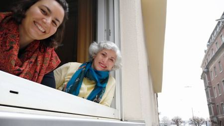 Leyla Weßling und Çiler Fırtına blicken aus ihrem Büro