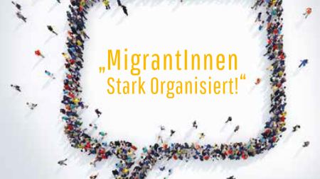 sehr viele Menschen, von oben fotografiert, formen eine Sprechblase, in der "Migrant*innen stark organisiert" steht, einige Menschen drumherum 