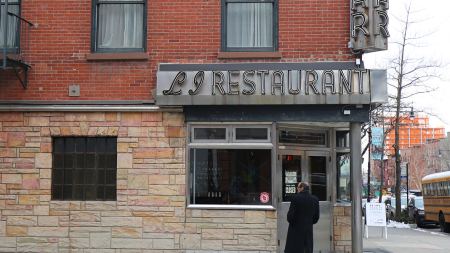 Mann steht vor Restaurant in Brooklyn
