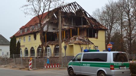 Zerstörtes Haus nach Explosion, durch die der NSU sich selbst enttarnte