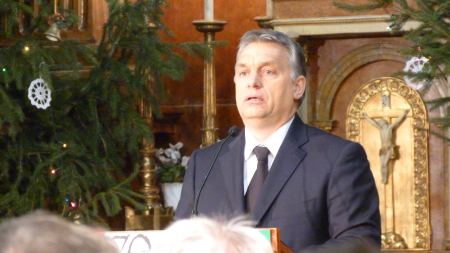 Viktor Orban hält eine Rede vor einem Kirchaltar