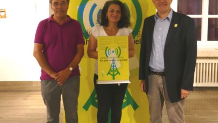 Gemeinsam mit Nihat Öztürk und Volker Neupert überreichte Senem Aksun die Düsseldrofer Erklärung.