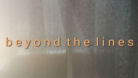 Schriftzug "beyond the lines" vor grauem Hintergrund