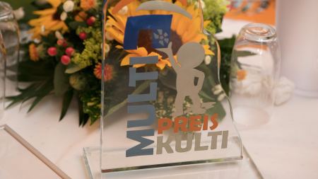 Multi-Kulti-Preis Pokal 2018 vor Blumengesteck