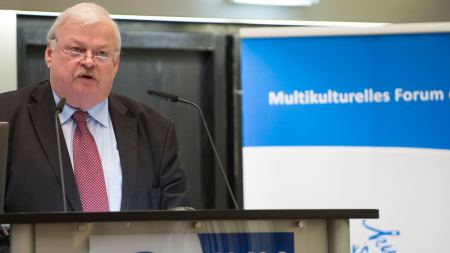NRW-Integrationsminister Guntram Schneider als Redner beim Interkulturellen Wirtschaftspreis 2014
