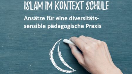 Hand zeichnet Mondsichel auf Kreidetafel