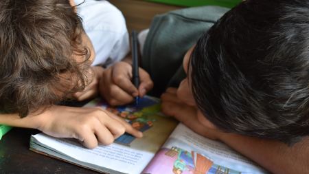 Kinder lesen zusammen ein Buch