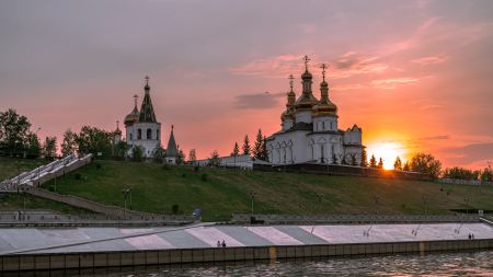 russisch-orthodoxe Kirche am Flussufer